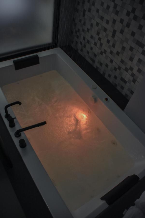 Dislocati Bnb - Jacuzzi Privata - Cucina - Tv60" - Minimal Luxury Marigliano Kültér fotó