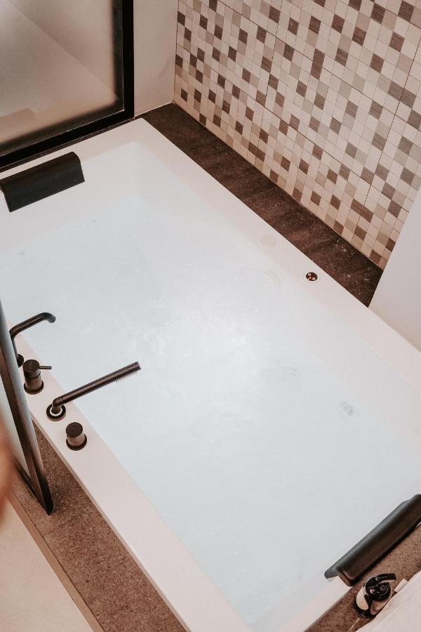 Dislocati Bnb - Jacuzzi Privata - Cucina - Tv60" - Minimal Luxury Marigliano Kültér fotó